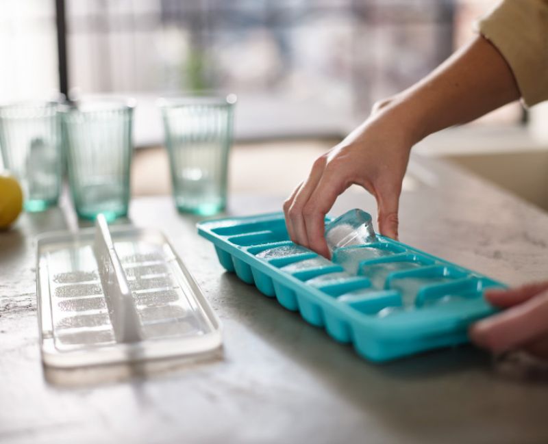 Joseph Joseph Flow Easy-fill Ice-cube Tray - 2 pack, features linked cavities for easy filling and reduces spills.