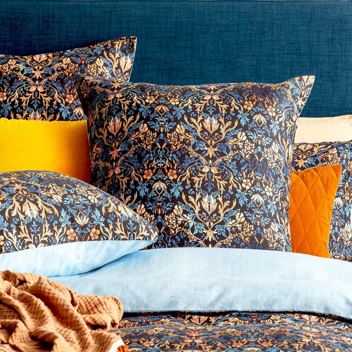 Renee Taylor 300 TC Cotton Reversible Quilt / Duvet cover Set King Blackthorn