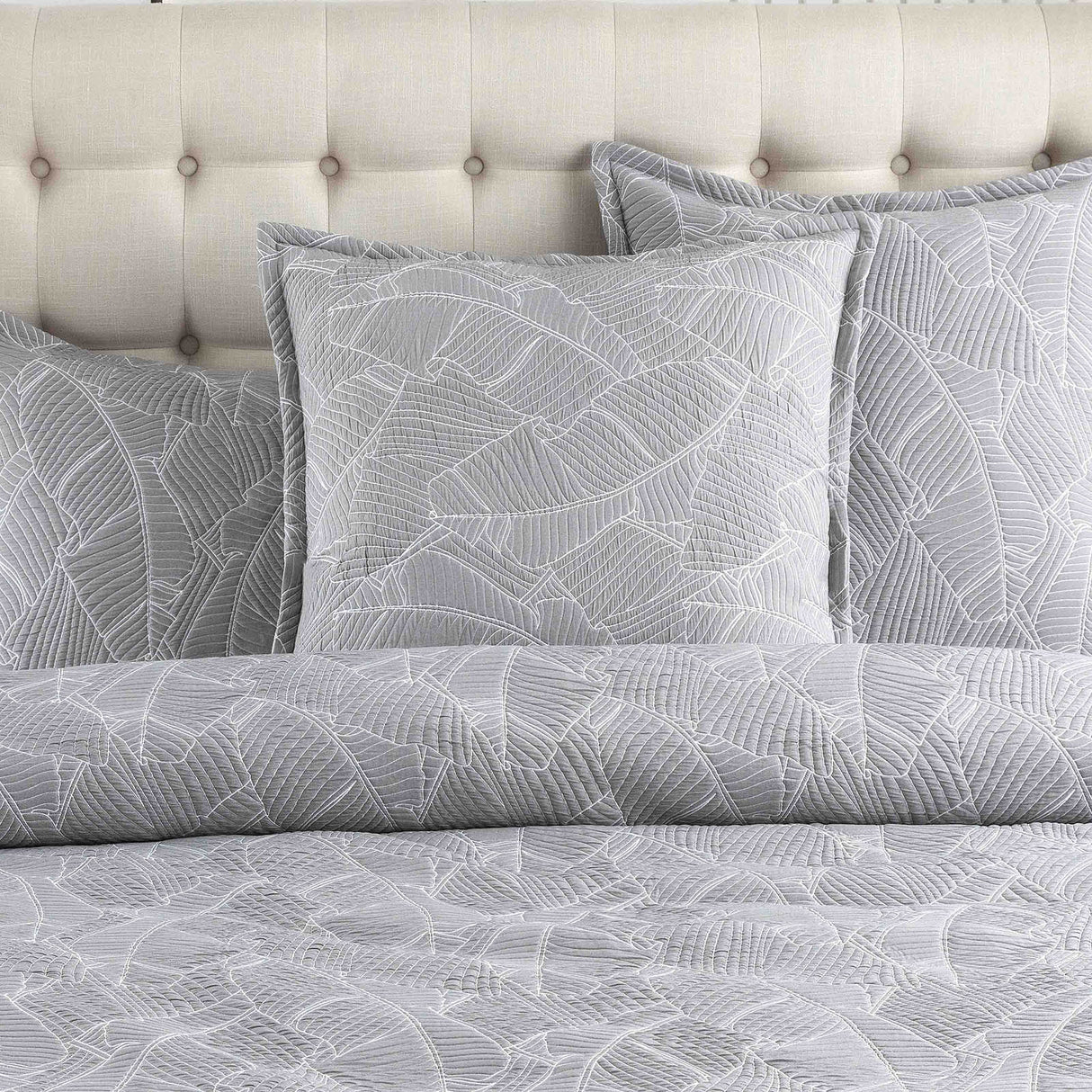 Renee Taylor Bengali Jacquard Quilt / Duvet cover Set Queen Silver