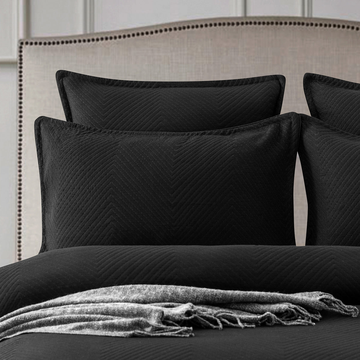 Renee Taylor Chevron Jacquard Quilt / Duvet cover set King Black