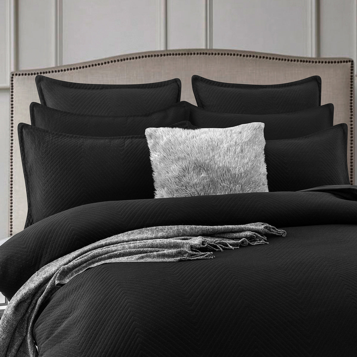 Renee Taylor Chevron Jacquard Quilt / Duvet cover set King Black