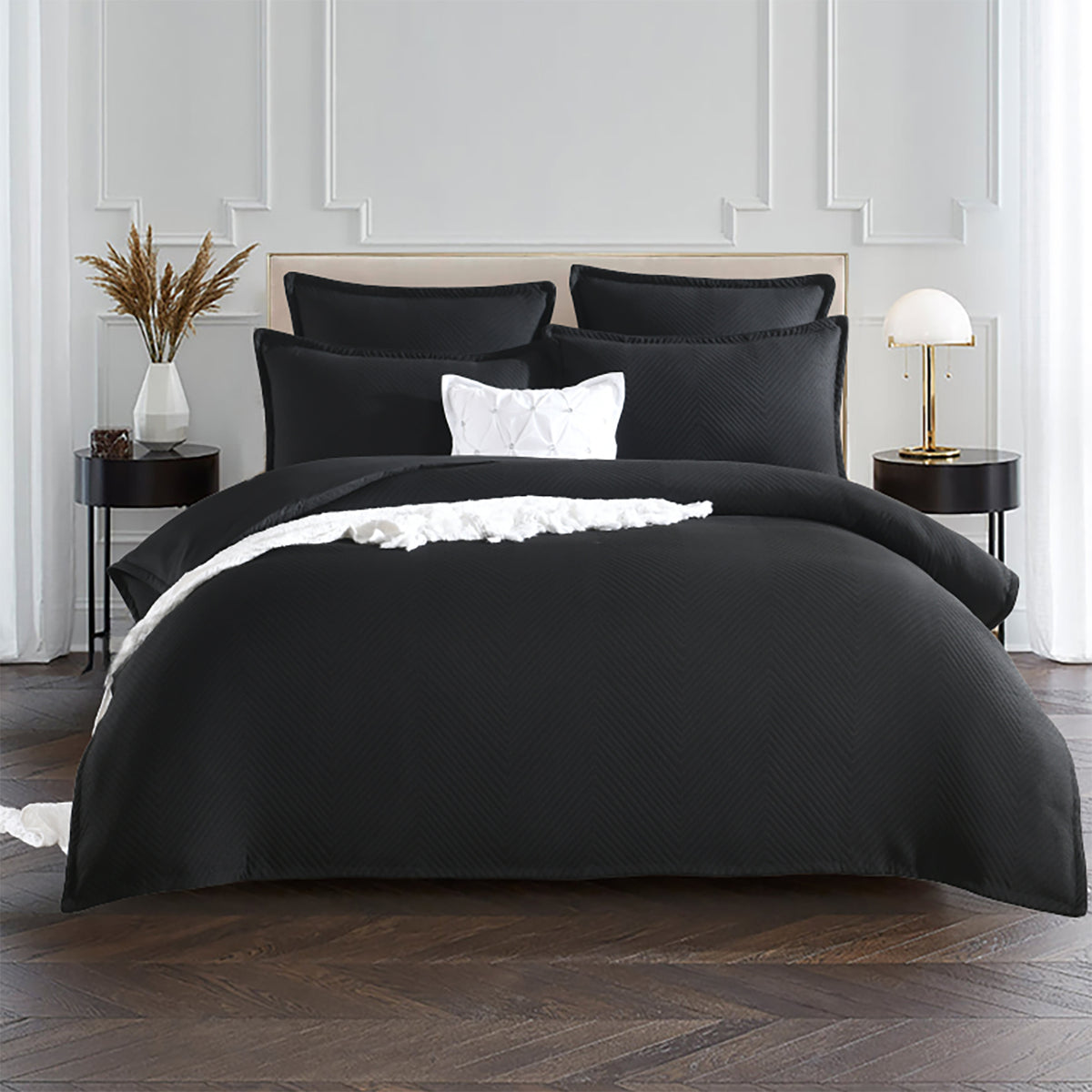 Renee Taylor Chevron Jacquard Quilt / Duvet cover set King Black