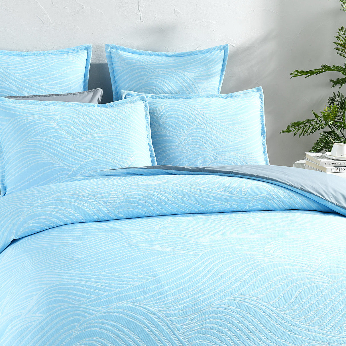 Renee Taylor Oscillate Jacquard Quilt / Duvet cover set Super King Sky