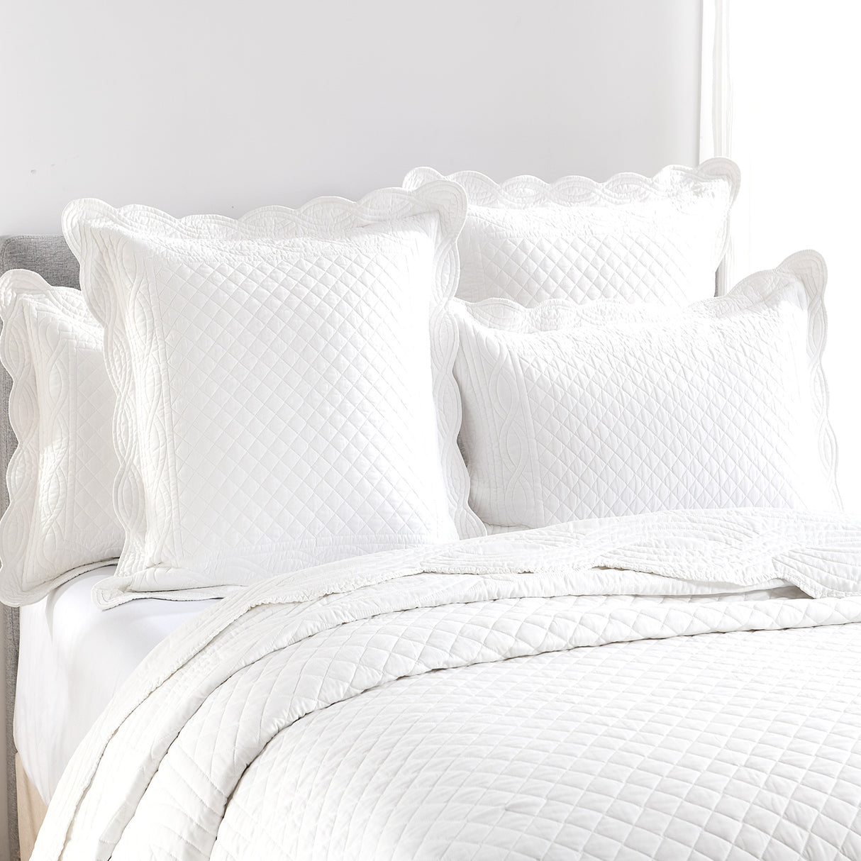 Renee Taylor Scallop Jacquard Coverlet Set Single/Double Pearl