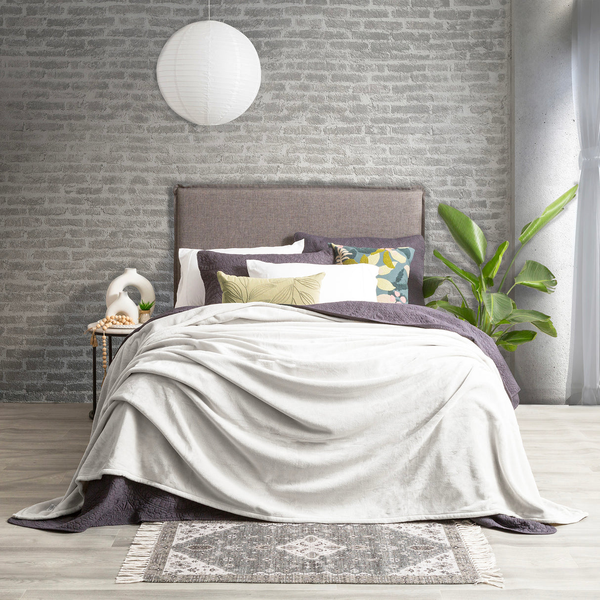 Renee Taylor Plush 380 GSM Ultra Soft Velvet Blanket Queen/King Silver Line