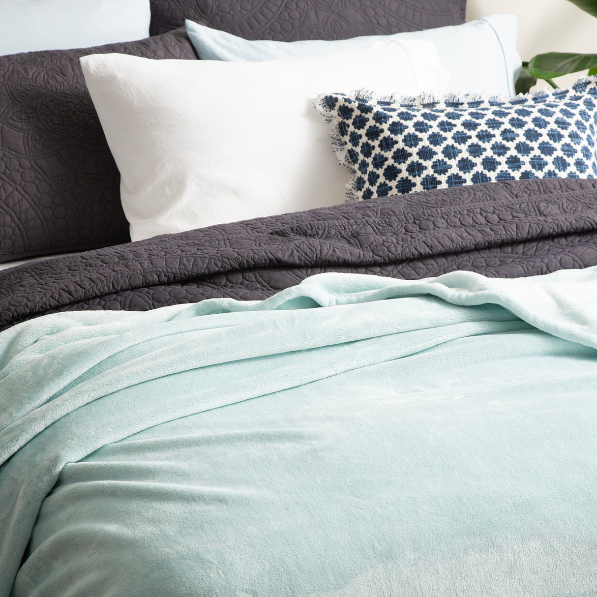 Renee Taylor Plush 380 GSM Ultra Soft Velvet Blanket Queen/King Blue