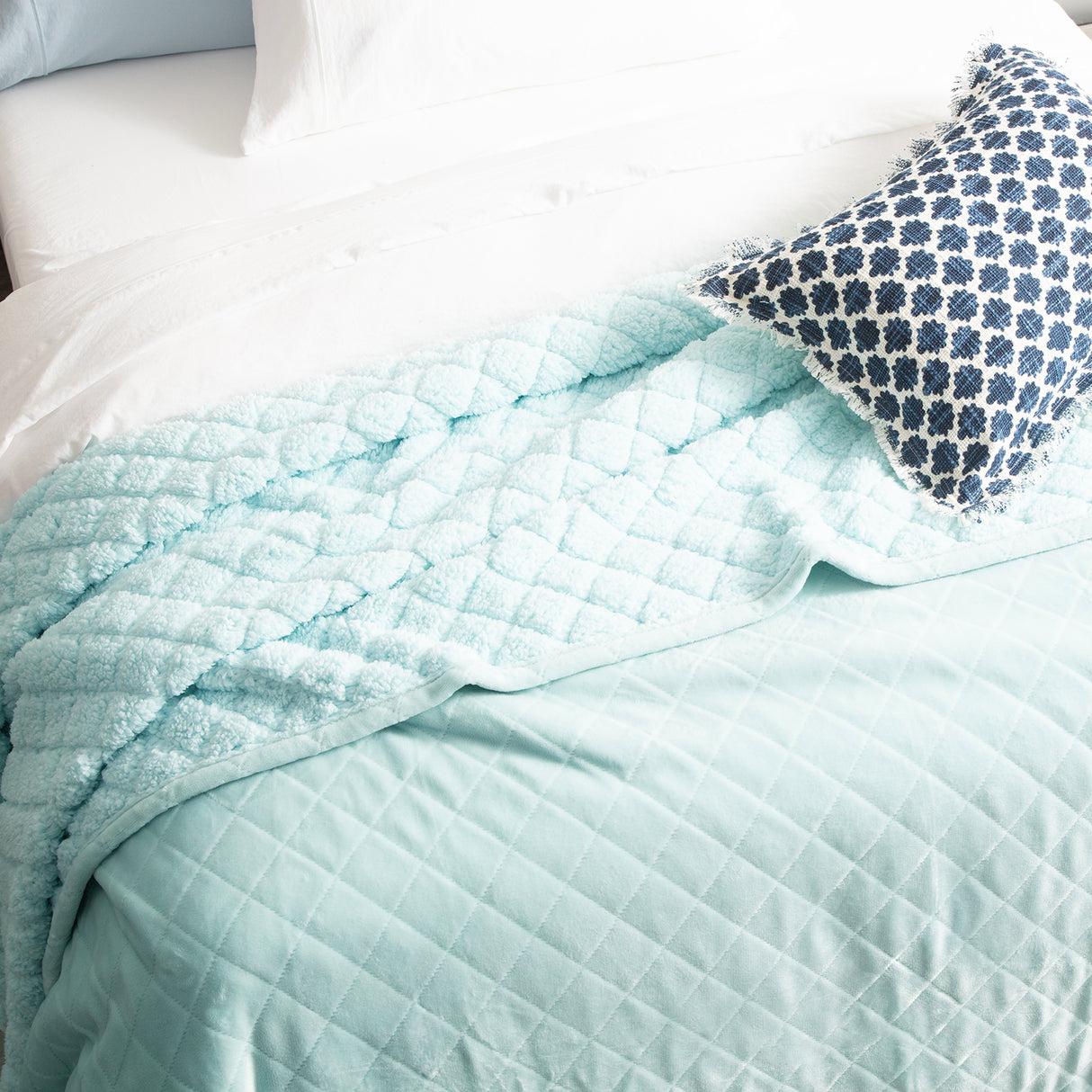 Renee Taylor Heston 480 GSM Ultra Soft Velvet Sherpa Blanket Queen/King Blue