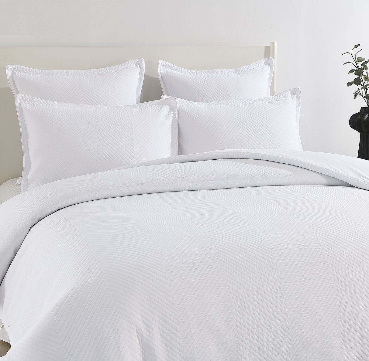 Renee Taylor Atlantis Jacquard Quilt / Duvet Cover Set King White