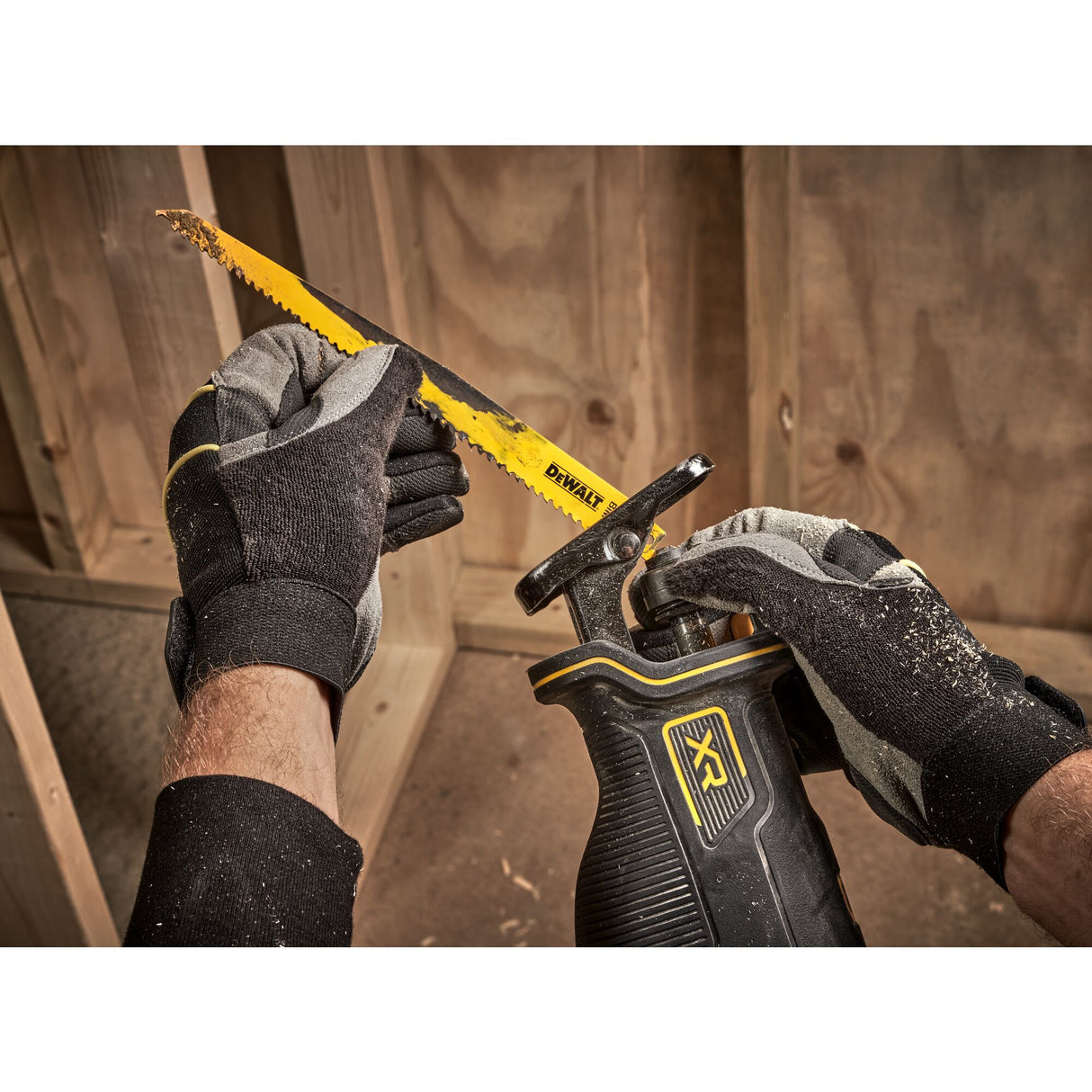 DeWALT 18V XR Brushless Cordless Reciprocating Saw 0 - 3200 spm (Skin Only)