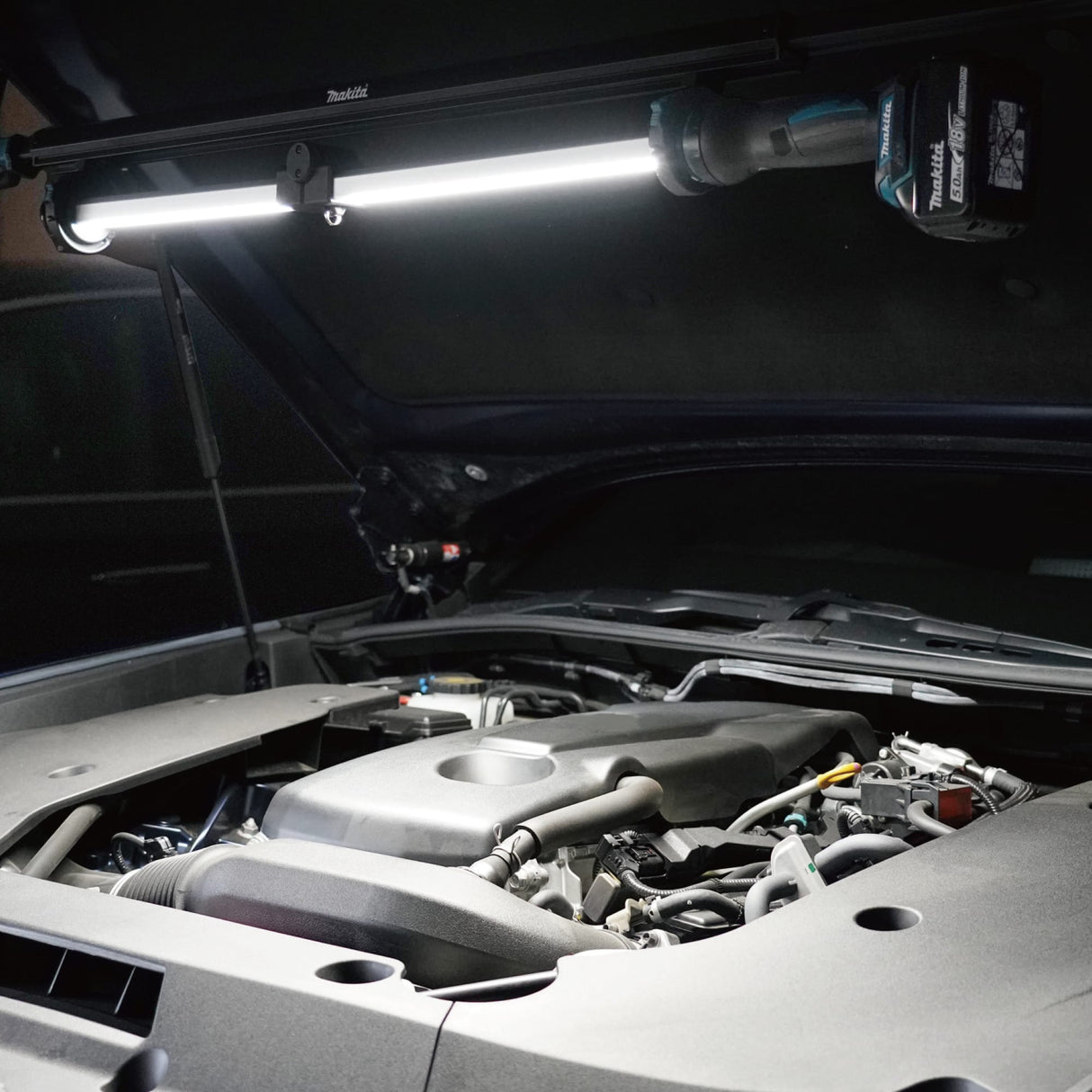 Makita 18V LXT 1700LM LED Bar Light (Skin Only)