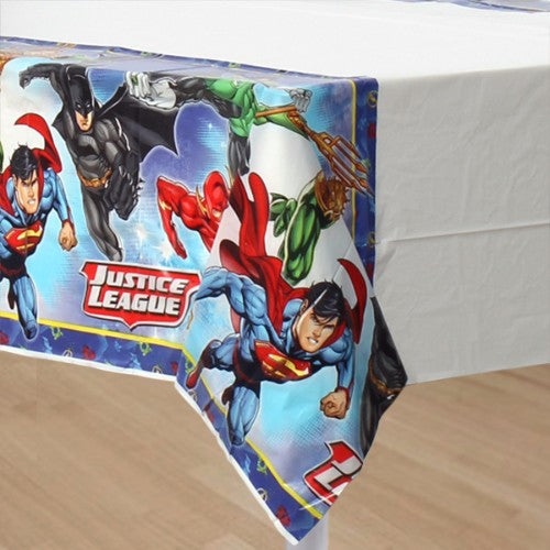 Vibrant Justice League tablecover featuring Batman, Superman, and Wonder Woman, perfect for superhero-themed parties.