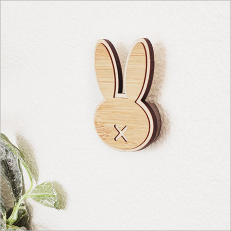 Eco-friendly bamboo hook shaped like a bunny, perfect for organizing children's rooms; measures 6.5cm, easy to install.