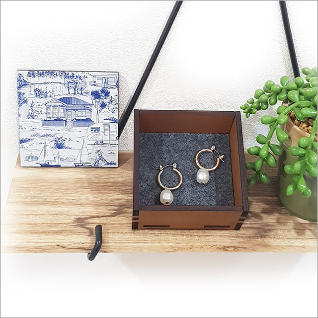 Small square trinket box featuring a villa landscape design on sustainable NZ Rimu and Pine veneer, measuring 80mm.