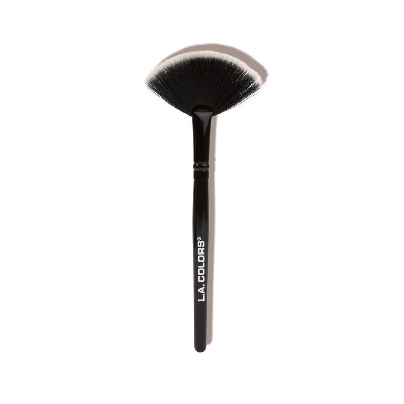 LA Colors Highlighter Fan Brush with soft bristles for precise highlighting and seamless blending for a radiant glow.
