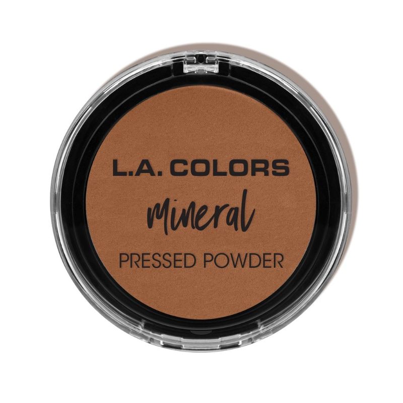 LA Colors Mineral Pressed Powder in Toffee offers lightweight, natural coverage for a flawless, velvety finish on medium skin tones.