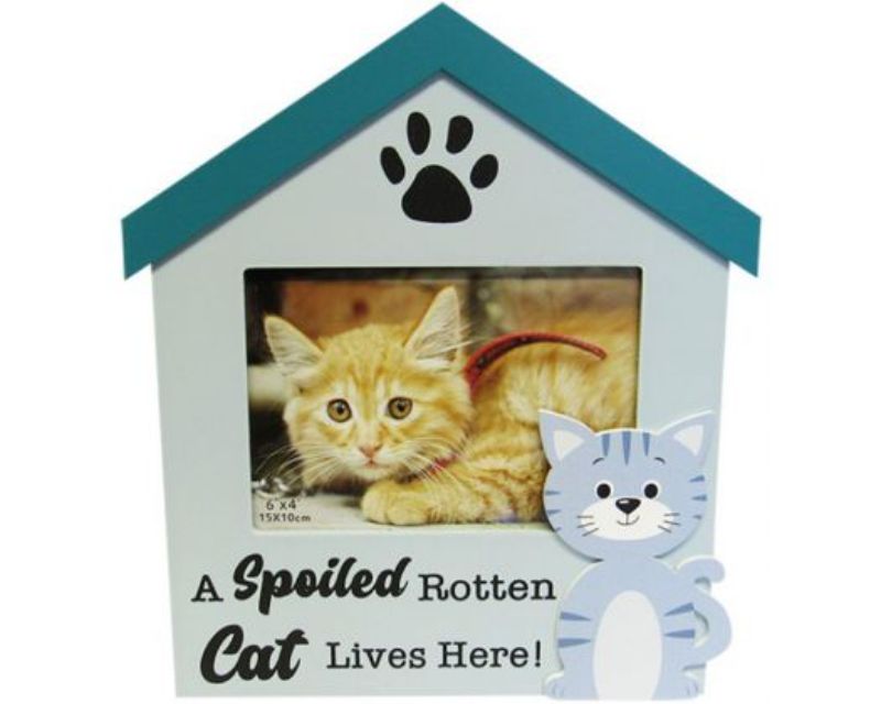 Wooden house-shaped photo frame designed for cat lovers, holds a 6x4 inch photo of your cherished feline.