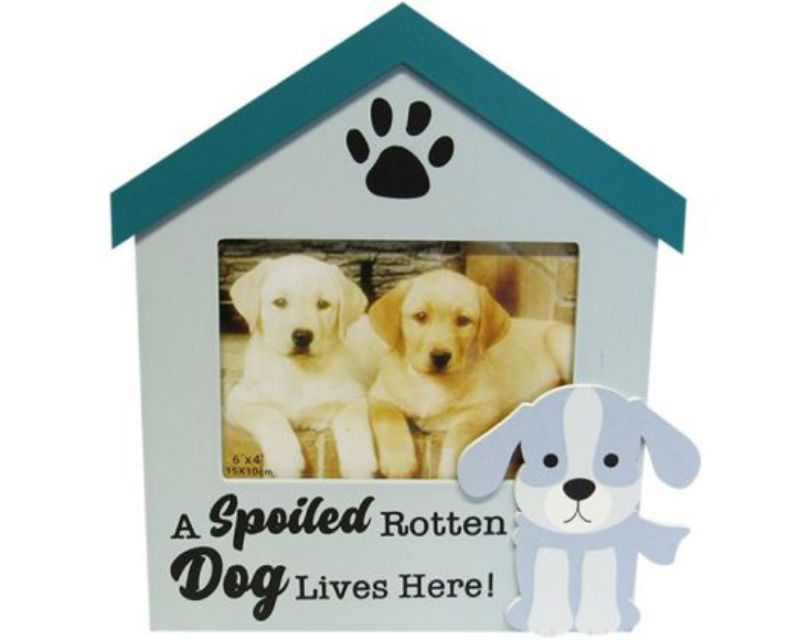 Wood house-shaped photo frame for dogs, fits 6x4 inch photos, a charming decor piece for pet lovers.