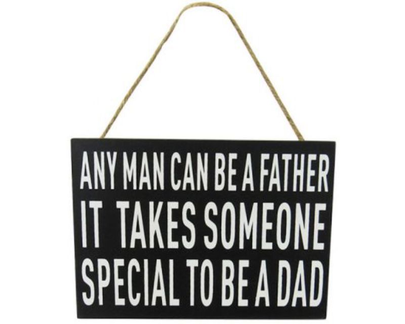 Rustic wooden sign with rope hanger celebrating family love, measuring 17 cm x 12 cm, perfect for dads.