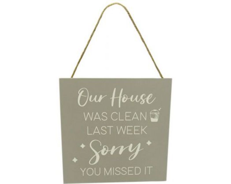 Charming wooden family life hanger sign, 18 x 18 cm, perfect for enhancing home decor with warmth and love.