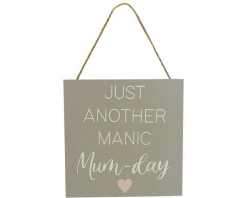 Warm wooden family life hanger, 18x18 cm, ideal for home decor and Mother's Day gifts.