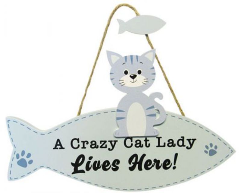 Wood fish-shaped hanger sign for cat lovers, measuring 28 x 17.5 cm, perfect for leashes and decor.