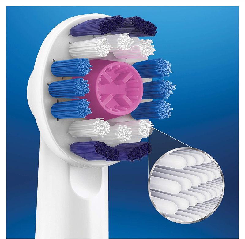 Oral-B 3D WHITENING replacement toothbrush heads pack of 3 with polishing cup and indicator bristles for effective cleaning.