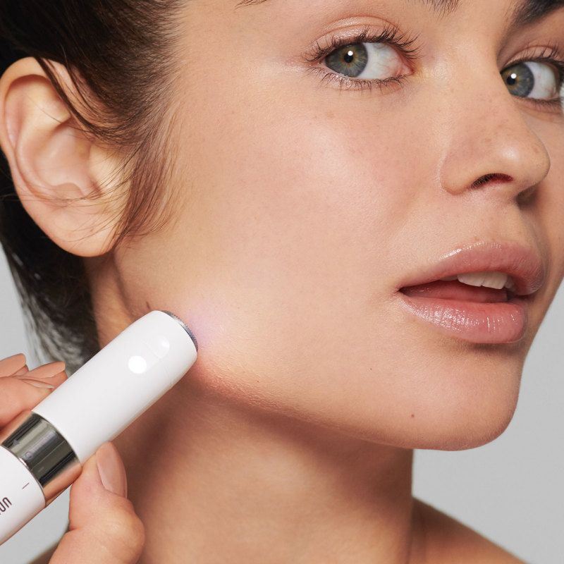 Braun FS1000 Face Mini Hair Remover in white, featuring Smartlight for precise and gentle facial hair removal.