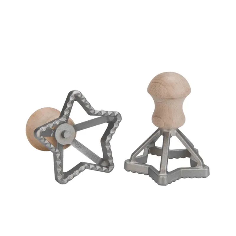 Star-shaped ravioli cutter (70x70mm) with ergonomic beechwood handle, ideal for creating fresh pasta dishes.