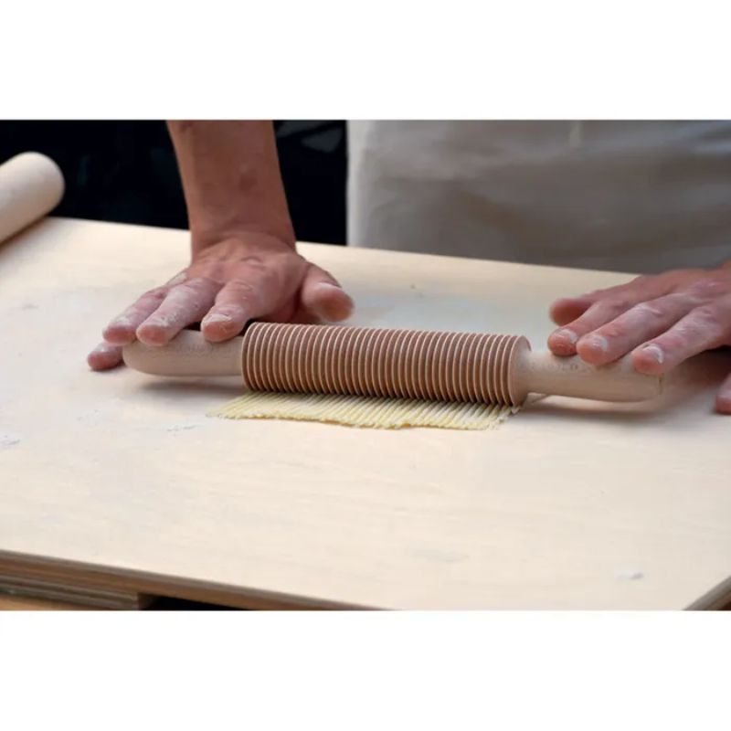 Beechwood spaghetti cutter rolling pin, 320mm, perfect for creating uniform homemade pasta strands with ease.