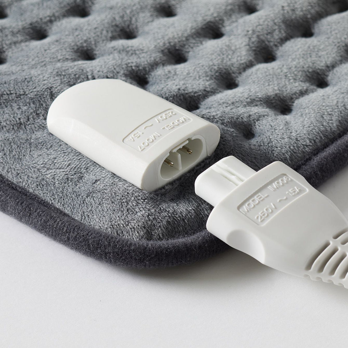 Sunbeam HPN5300 heating pad features an ergonomic collar, 5 heat settings, fast heat-up, and soft washable fabric for neck relief.