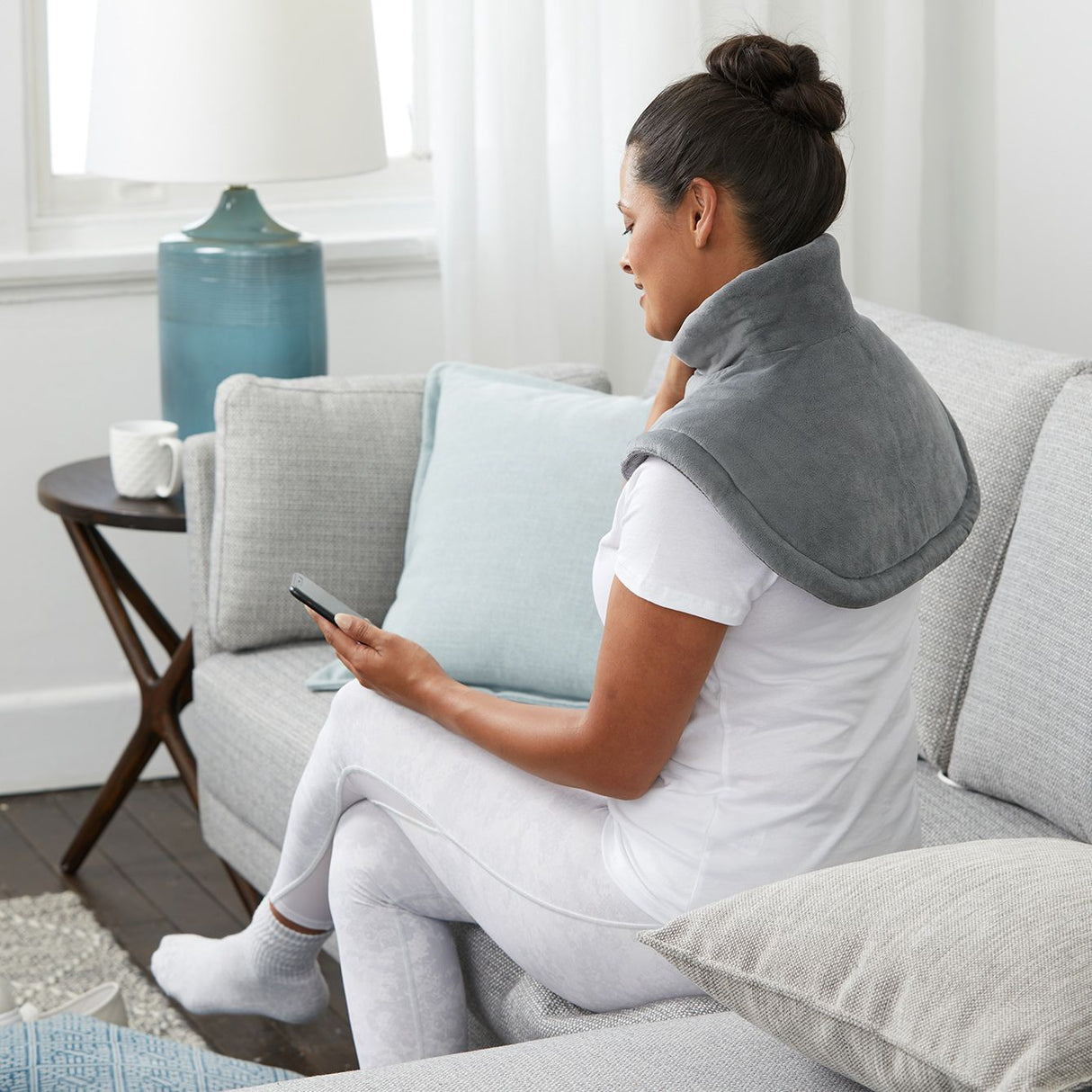 Sunbeam HPN5300 heating pad for neck and shoulders with adjustable collar, 5 heat settings, and cozy velvety fabric.