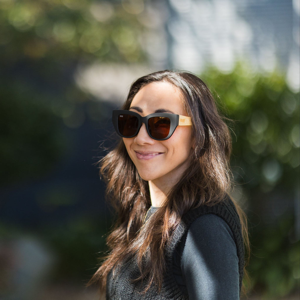 Moana Road - Arden - Black w/ Wooden Arms