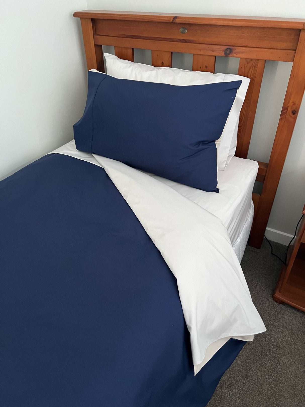 Reversible Navy/Silver duvet set for Queen beds, blending comfort and style with a luxurious fabric blend.