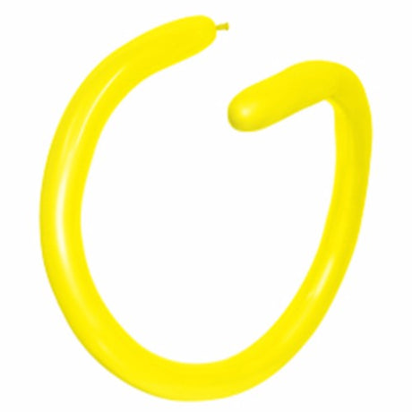 Pack of 100 vibrant yellow modelling balloons, 260QT size, ideal for balloon artistry and fun decorations.