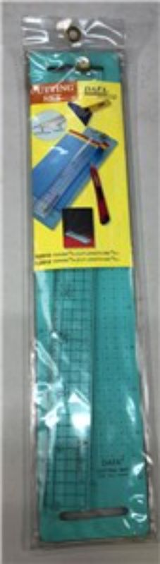 2012 Cutting Set featuring a 40cm ruler and durable self-healing cutting mat for precision crafting.