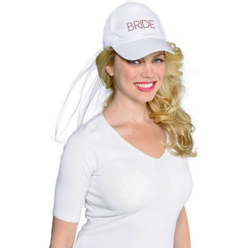 Chic baseball hat for brides, elegantly embroidered 'Bride', perfect for pre-wedding festivities and outdoor celebrations.