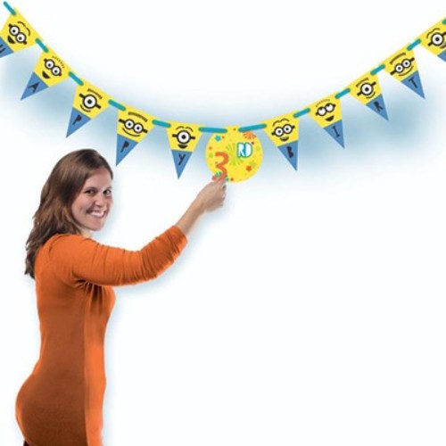 Vibrant Despicable Me Minion pennant banner for personalized birthday celebrations, featuring 3.2m of 25cm pennants and double-sided tape.