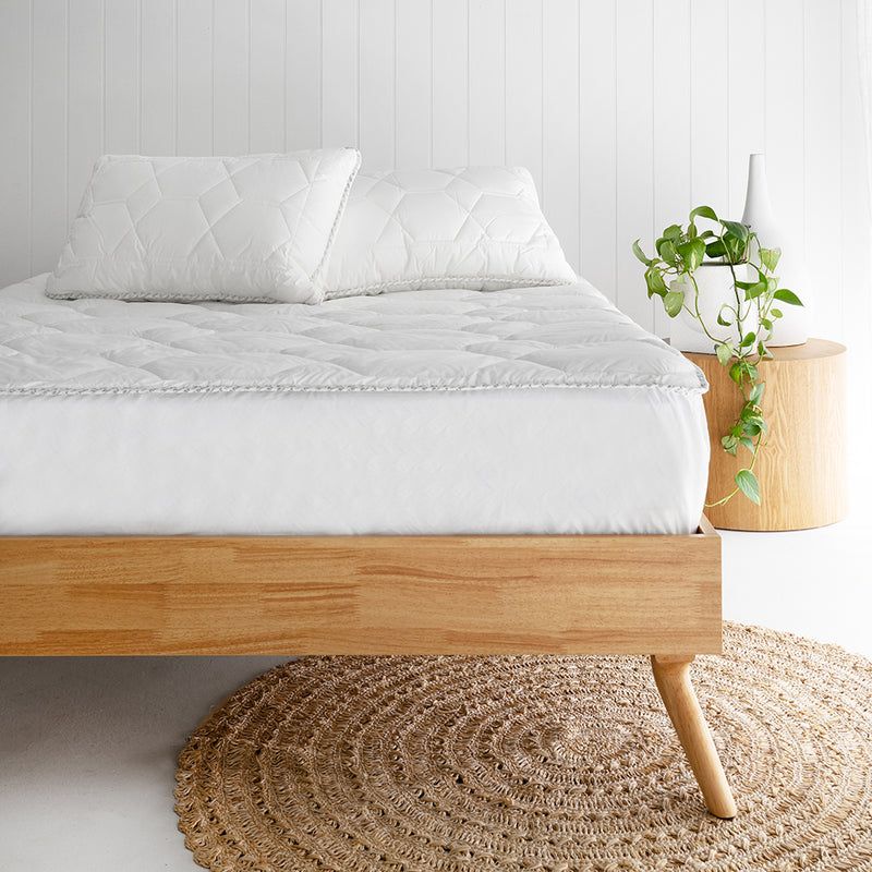 Queen Sonar Thermal Balancing Mattress Topper with Outlast technology for optimal sleep comfort and temperature regulation.