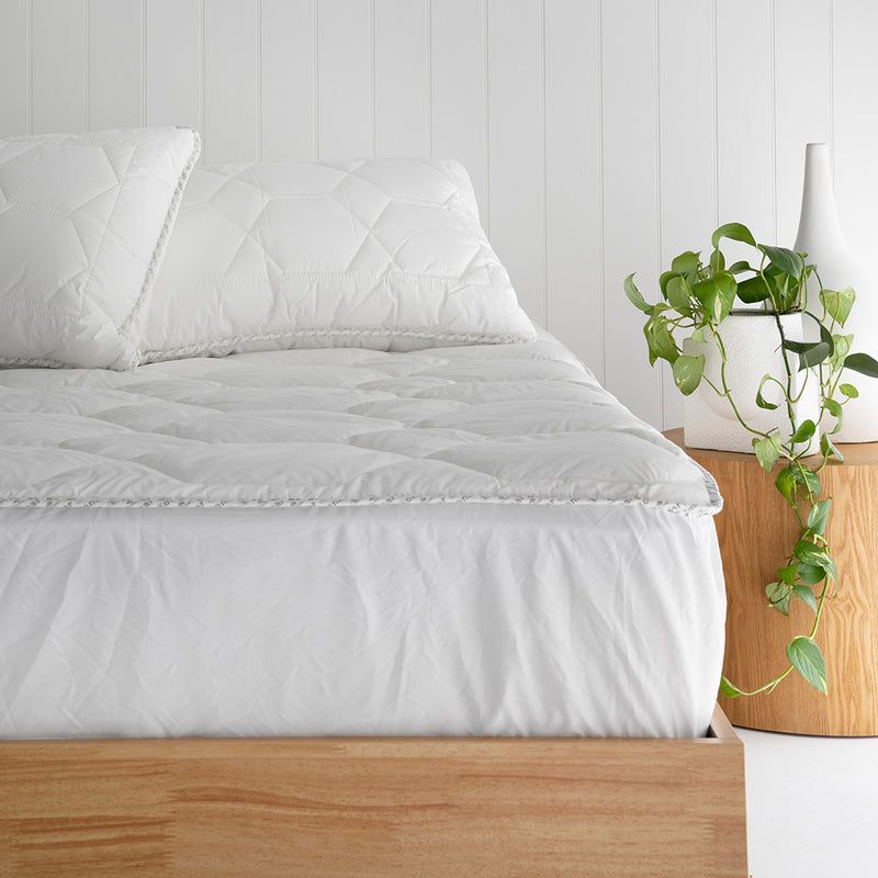 Queen Sonar Thermal Balancing Mattress Topper with Outlast technology for optimal sleep temperature and comfort.
