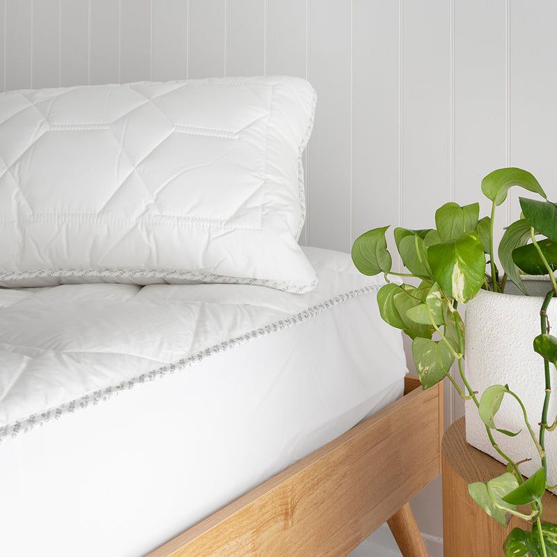 Queen Sonar Thermal Balancing Mattress Topper with Outlast® technology for optimal sleep comfort and temperature regulation.