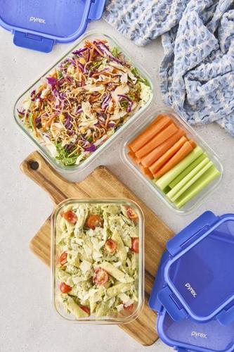 Pyrex Lock N Store Rectangle Container with Blue Lid 1.05L