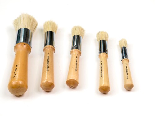 Das Stencil Brush S1368 No.8 for precise stencil application and smooth painting on canvas, wood, and fabric.