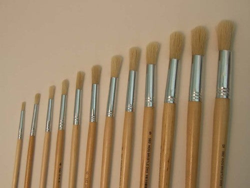 Eterna 582 Brush No.8 for oil, acrylic, and watercolor, featuring durable bristles and ergonomic handle for comfort.