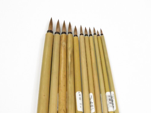 Precision Chinese-style hair brush for fluid paints; soft bristles for fine details and sweeping strokes.