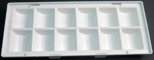 As Klik Palette-12 Wells with 12 spacious wells for mixing paints, ideal for artists on-the-go in Australia.