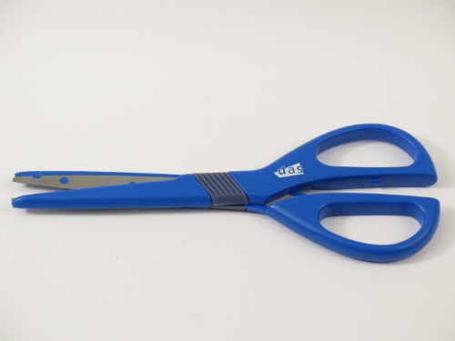Kids 6 3/4" scissors with rounded tips and synchro safety mechanism for safe, creative crafting.