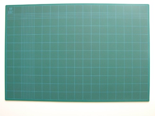 Durable 900x600 green cutting mat, 3mm thick, with self-healing surface and grid lines for precise crafting and cutting.