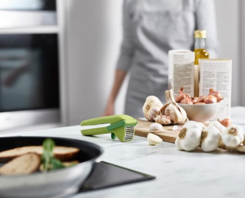 Easy-clean Garlic Press - Joseph Joseph Duo