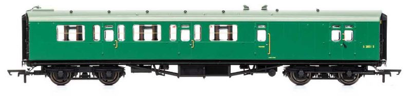 Hornby BR Bulleid 59' Corridor Brake 3rd model, featuring five compartments and classic 1938 British Railways design details.