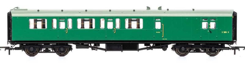 Hornby BBR Bulleid 59' Corridor Brake 3rd model featuring detailed design and authentic Era 4 British Railways style.